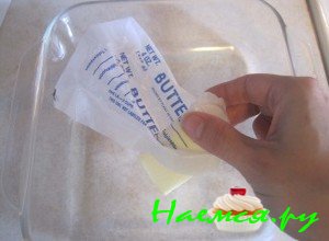 Смажьте форму сливочным маслом