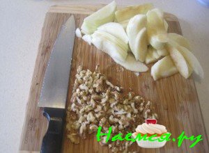 Порежьте орехи с яблоками