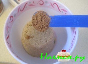 Смешайте коричневый сахар с корицей