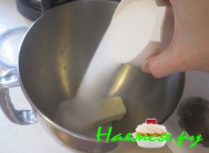 Смешайте сахар со сливочным маслом