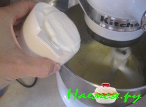 В яичную массу добавьте сметану и снова ингредиенты взбейте