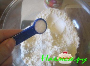 В муку добавьте соду и разрыхлитель