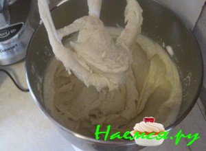 Сухую массу влейте в жидкую и перемешайте