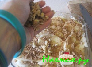 Затем все засыпьте измельченными орешками и беконом