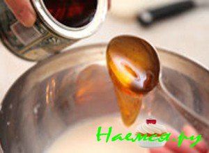 Молоко с сахарным сиропом смешайте