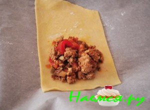 Раскатайте тесто, положите начинку