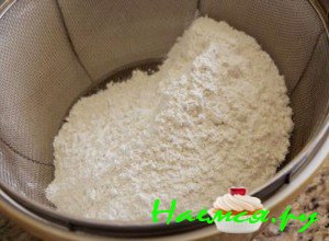 Перемешайте соль, муку и пекарский перец