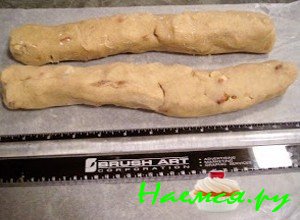 Поделите тесто на 2 части