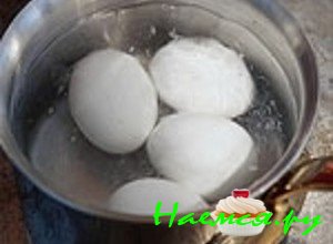 Отварите яйца