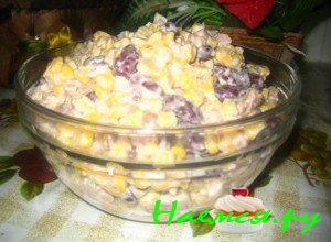 Смешайте ингредиенты в салатнице