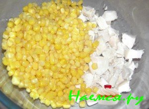 Смешайте куриное филе с кукурузой