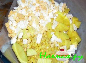 Добавьте яйца и манго