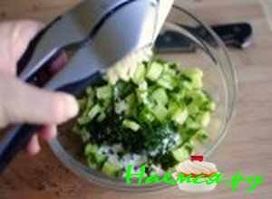 Порежьте огурец