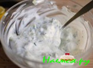 Уберите соус в холодильник