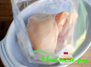 Помойте куриное филе