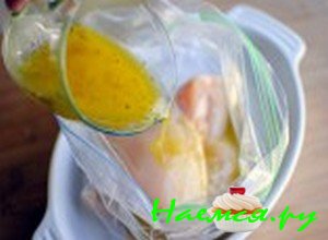 Залейте мясо приправами