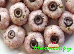 Положите на фрикадельки оливки