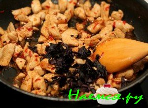 Рецепт куриной грудки с острым перцем чили и базиликом