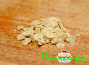 Почистите чеснок и нарежьте его в виде долек