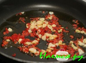 Обжарьте чеснок и перец