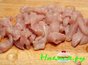 Порежьте куриные грудки