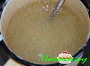 Приготовьте массу из крахмала