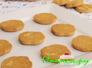 Выложите печенье