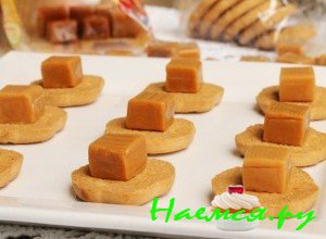 Положите карамель на печенье