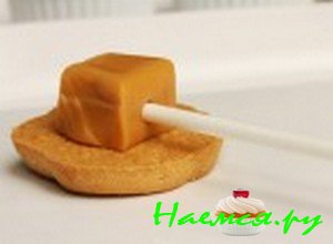 Вставьте в карамель палочку