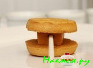 Положите печенье сверху