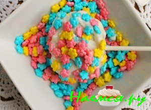 Окуните печенье в кондитерскую присыпку