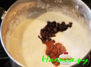 Добавьте карамель и чипсы