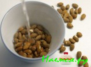 Залейте миндаль кипятком