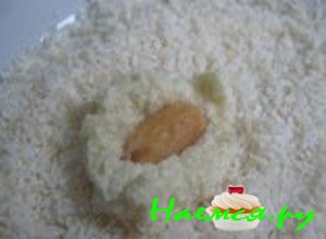 положите миндаль