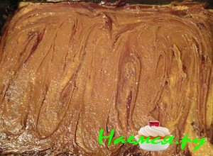 Смажьте лист маслом