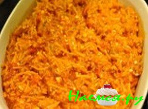 Перемешайте макароны с соусом