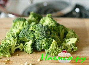 Поделите брокколи на соцветия