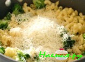 В сковородку к брокколи добавьте макароны