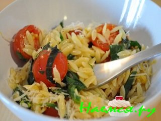 Паста с помидорами и шпинатом