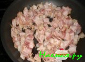 Порежьте бекон фото