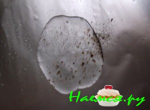 Засыпьте фольгу перцем - фото