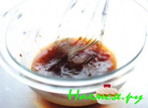 Влейте соевый соус