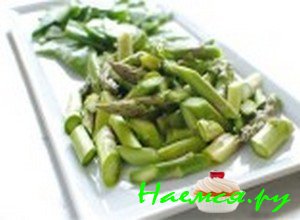 Обжарьте спаржу и горох - фото