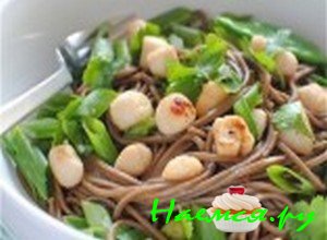 Переложите в лапшу гребешки - фото