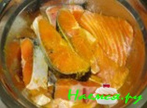 Порежьте лосося