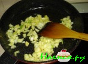 Обжарьте лук - фото