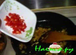 Порежьте перец