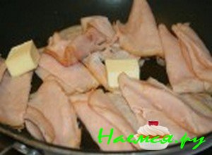 На сковородку выложите мясо