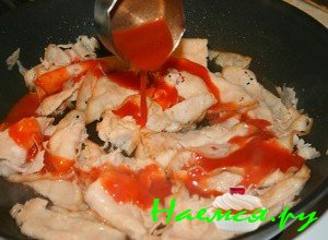 Влейте острый соус - фото