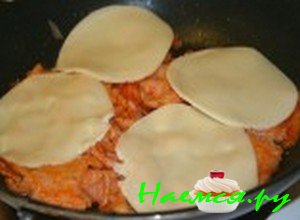 Выложите сверху сыр